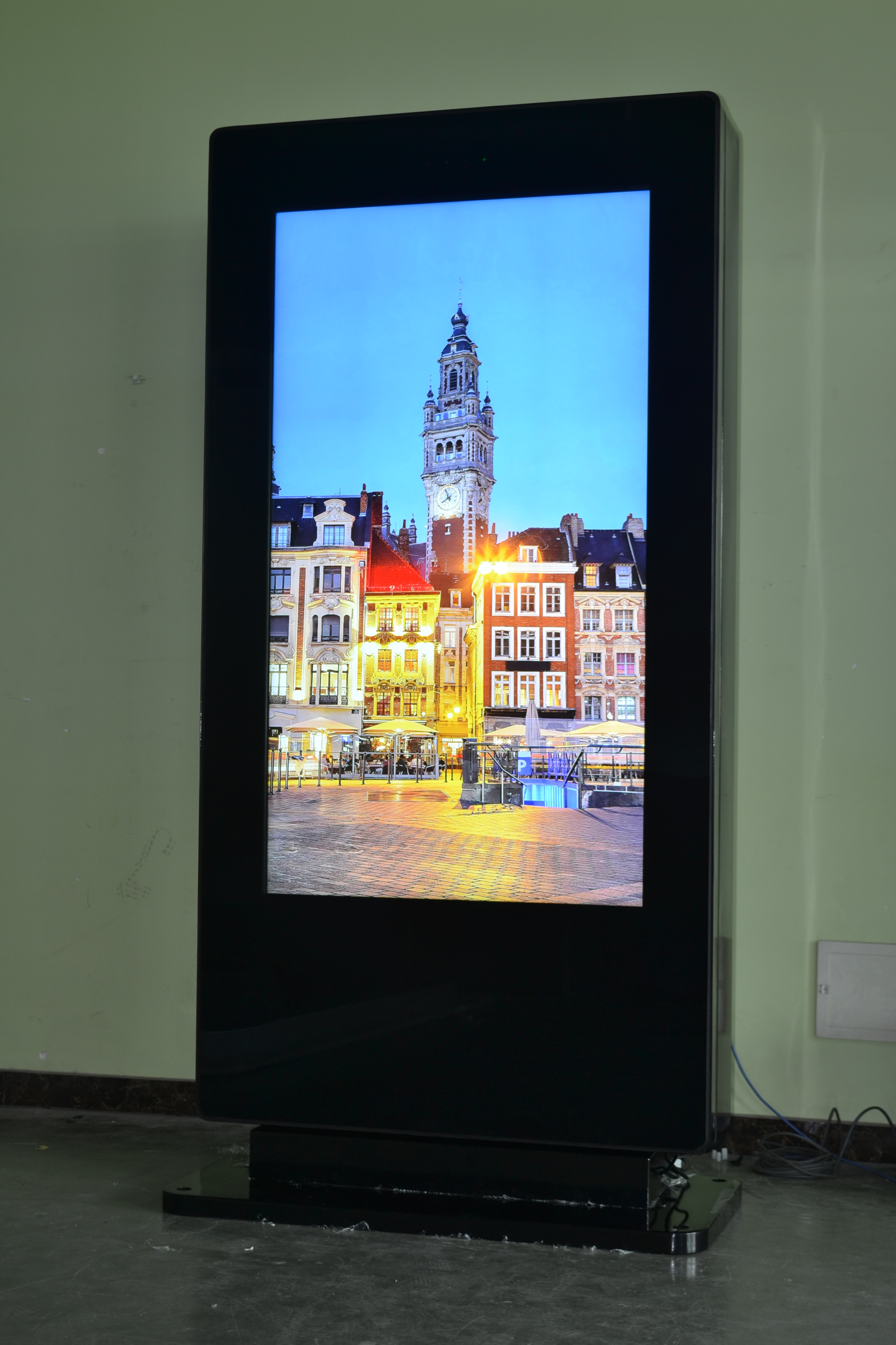 Multimedia 65 inch 2500 nits Outdoor LCD Digital Signage Commercial Totem